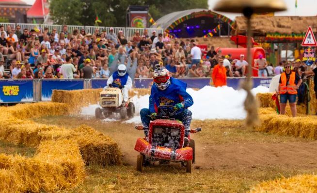 Race op zitmaaiers op Zwarte Cross zorgt voor chaotisch spektakel