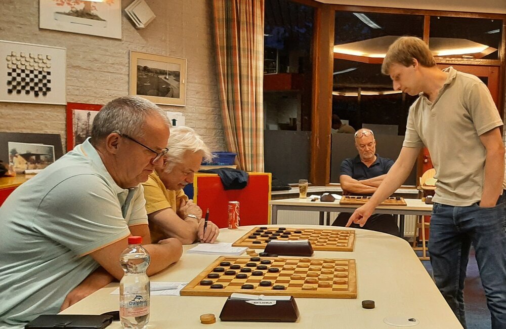 Damsimultaan tegen de clubkampioen  -