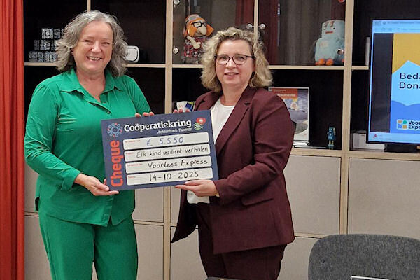 251014-foto-Voorleesexpress_Cheque2.jpg