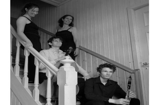 Op-de-trap-Moeder-Margerethe-met-Kirstin-Gjermund-en-Atle.jpg