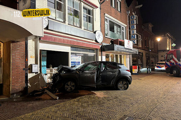 auto-rijdt-tegen-pui-wooldstraat.jpg