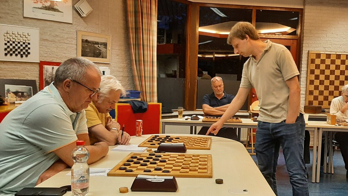 Damsimultaan tegen de clubkampioen  -