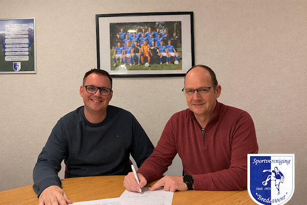 Voorzitter-Dave-Blekkink-links-en-nieuwe-trainer-Dirk-Feege-rechts.png