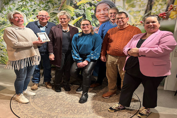 Ans-Kobus-met-medewerkers-wethouder-Schepers-en-bestuursleden-WUh-onder-toeziend-oog-van-Betty-Kalimi.jpg