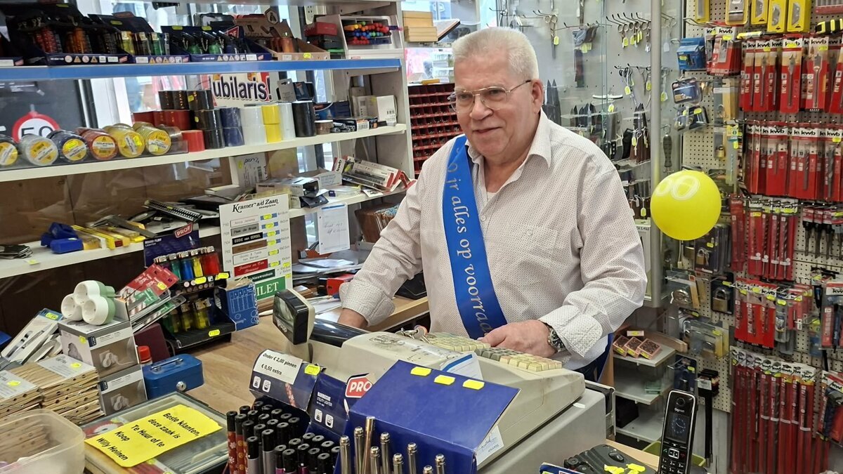 Willy achter de kassa 1.jpg