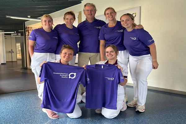 Stichting-Vrienden-overhandigt-sportshirts-aan-SKB-medewerkers