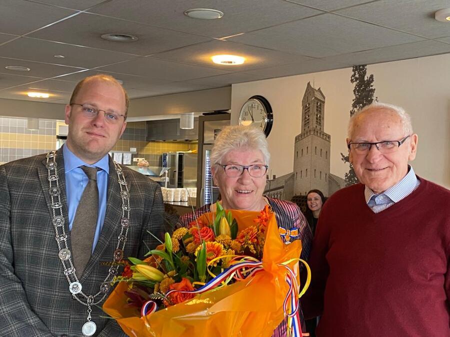 20220408_Koninklijke-onderscheiding-voor-mevrouw-Keizer-Vriezekolk.jpg
