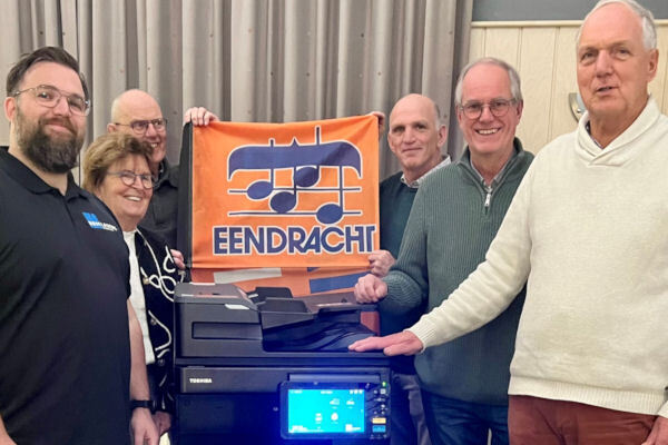 Eendracht-krijgt-printer.jpg