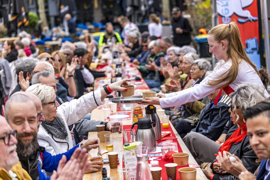 Vrijheidsmaaltijd over de grens: 250 inwoners uit Nederland en Duitsland samen aan tafel in Dinxperl