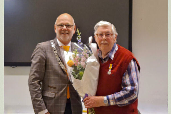 Burgemeester-met-Henk-Lieftink-na-de-uitreiking-van-de-Koninklijke-onderscheiding.jpg