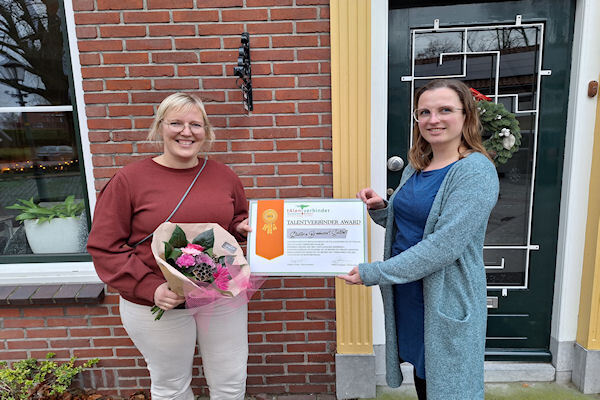 talentverbinder-award-2023-bredevoortschittert-Tjitske-Woordes-voorzitter-Bredevoort-Schittert-en-Karlijn-te-Poele-Talentverbinder.jpg