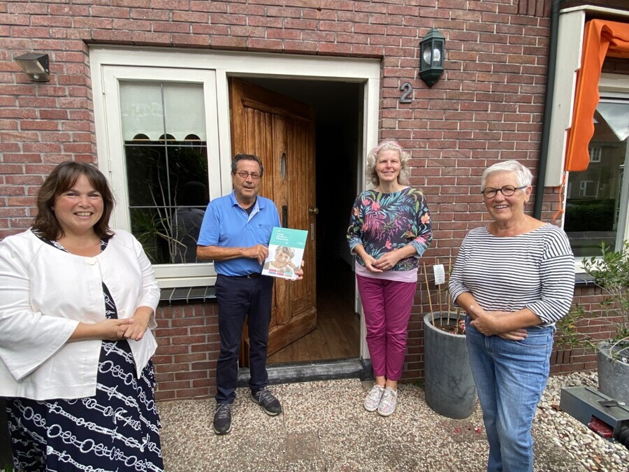 thumbnail_Uitreiking-informatiemap-75-jarigen.jpg