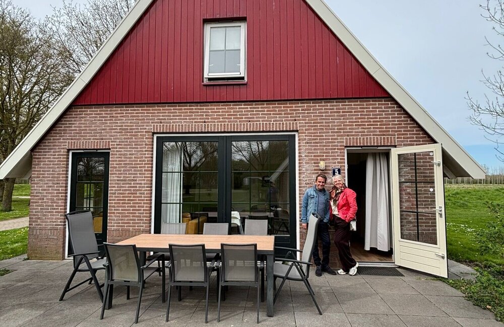 Familie Dut voor het huis Twee Bruggen