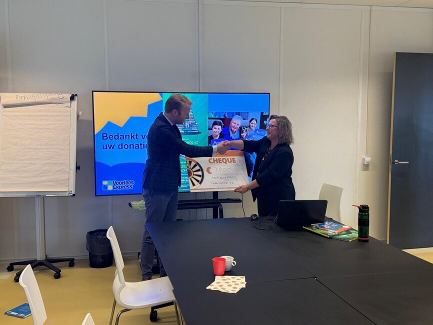 Overhandiging van de cheque.jpeg