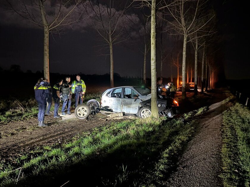 Auto total loss door eenzijdig ongeval aan de Goordiek in Corle