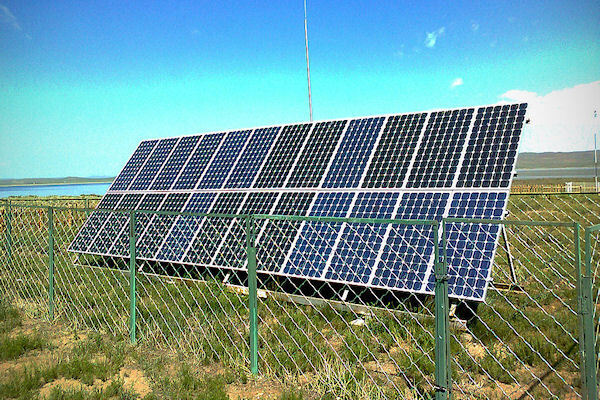 1024px-Solar_panels_in_Ogiinuur.jpg