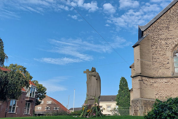 Beeld-Helena-bij-de-Oude-Helenakerk.-Foto-Karin-Stronks-2.jpg