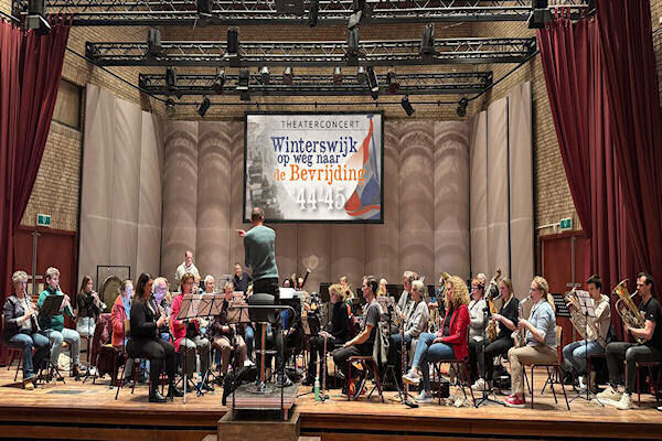 KWOV-bevrijdingsconcert-Krant.jpg