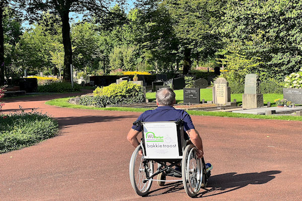 Rolstoel-op-begraafplaats.jpg