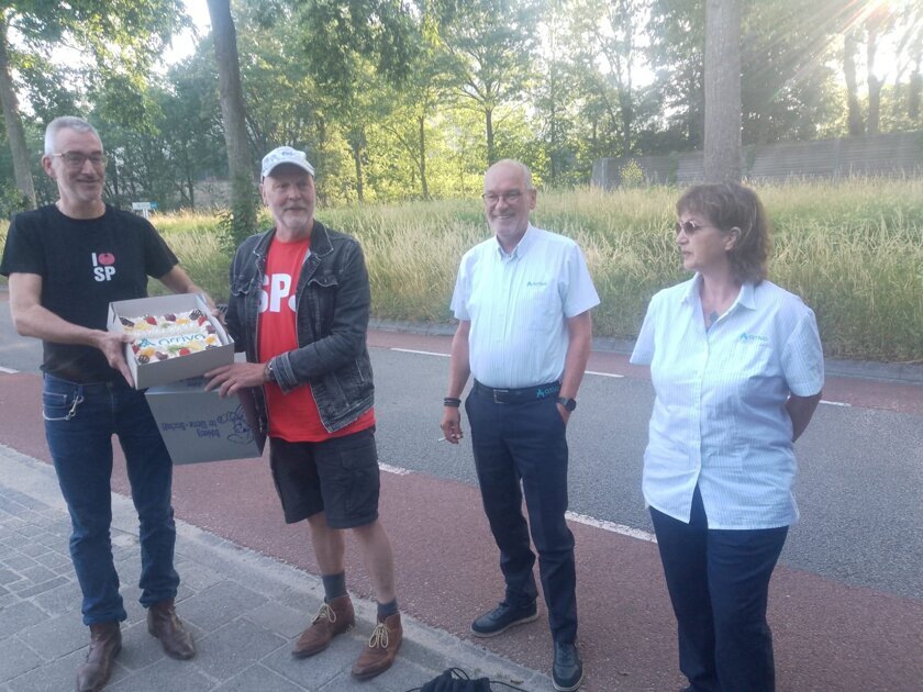 SP Winterswijk steunt stakende RRReis-chauffeurs met taartactie