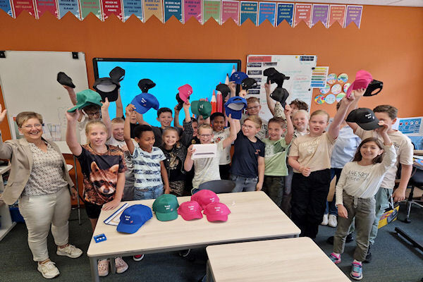 Senn-Wisman-midden-won-een-tablet-zijn-hele-klas-van-IKC-De-Bosmark-in-Dinxperlo-kreeg-een-plat-praot-petje.jpg