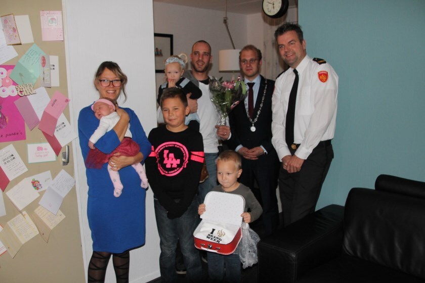 Familie-Rensen-en-burgemeester-en-brandweercommandant-Foto-Lydia-te-Welle.jpg