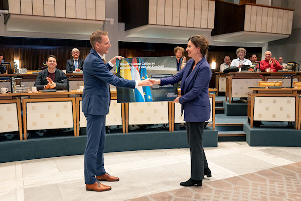 Rik-Loeters-overhandigt-profielschets-aan-minister-van-BZK.jpg