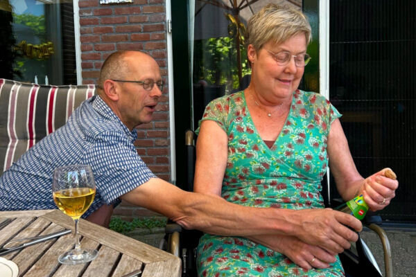 Wensboom SKB - Marian opent een feestelijke fles.