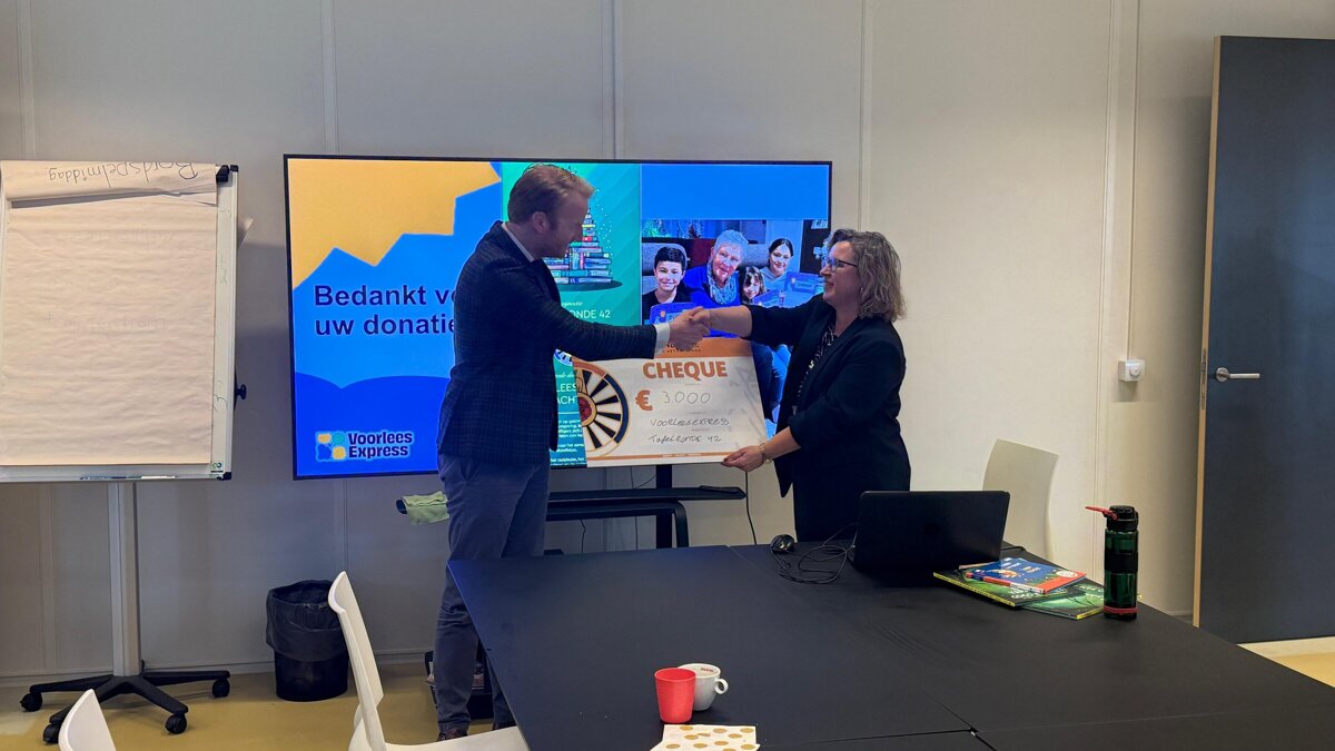 Overhandiging van de cheque.jpeg