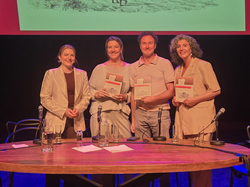 Auteur en onderzoeker Natalya Staring met tafelgasten Daphne Maas, René Arendsen en Nadia Zerouali tijdens de officiële presentatie van ’n Kommen en gaon