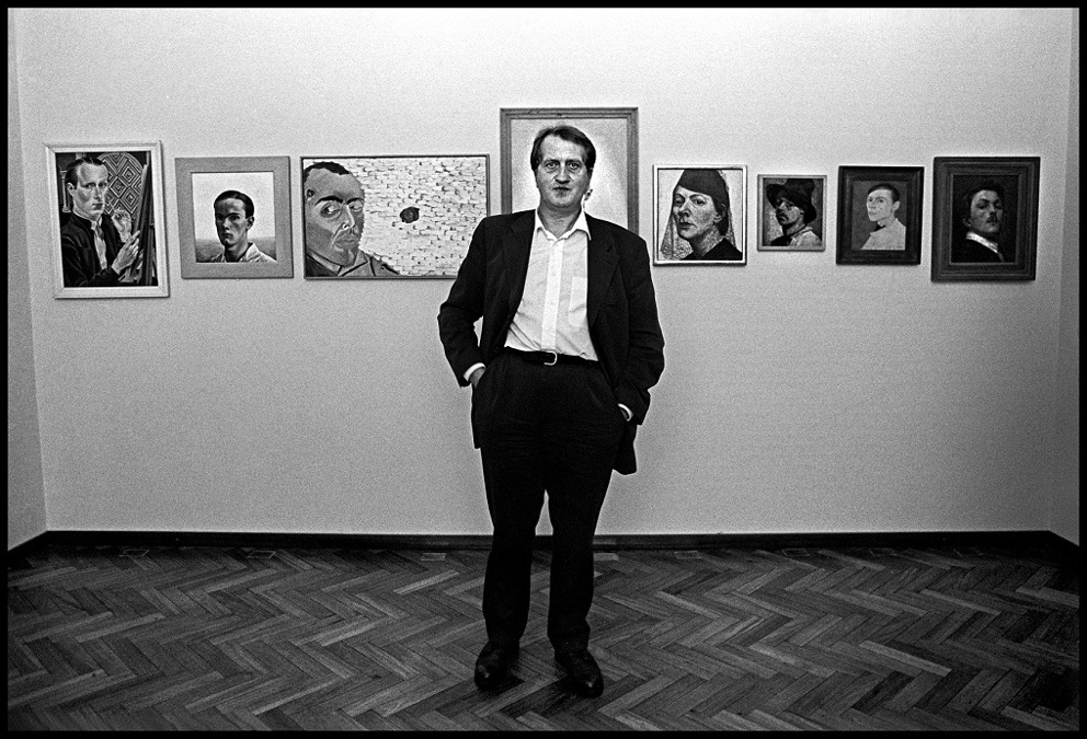 Gerrit_Komrij_tijdens_Kijken_is_Bekeken_Worden_Stedelijk_Museum_Amsterdam_14_juni_1996._Foto_Klaas_Ko.jpg