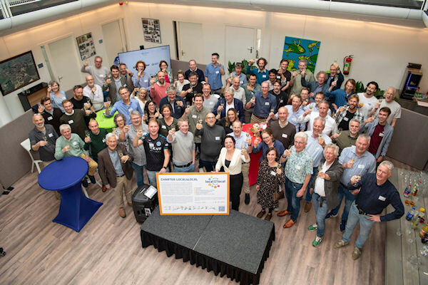 Groepsfoto-ondertekening-charter-l4l-12-april.jpg