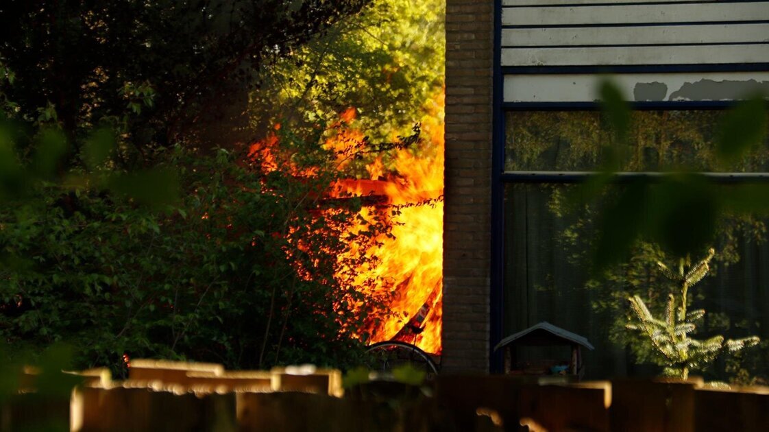 Uitslaande brand in bijgebouw aan Abeelstraat