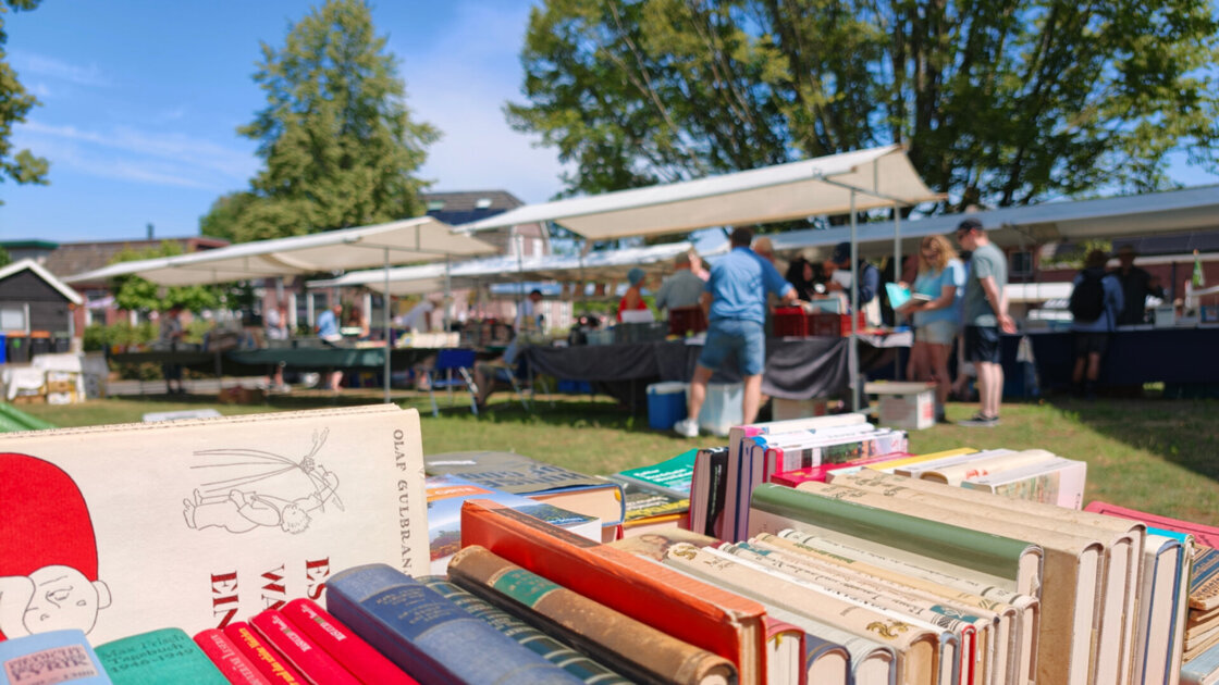 Internationale Augustusboekenmarkt bij de Koppelkerk in Bredevoort