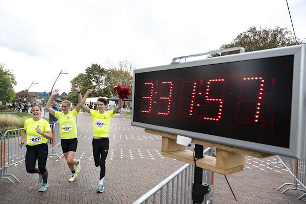 marathon-landschapsloop-2022-finish-annet-piek.jpg