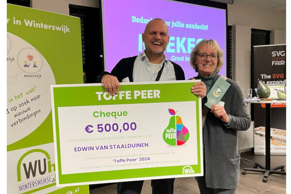 Edwin-van-Staalduinen-overhandigt-de-cheque-aan-Oriolus