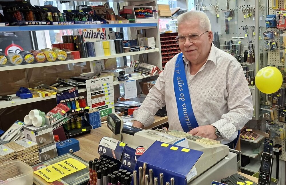 Willy achter de kassa 1.jpg