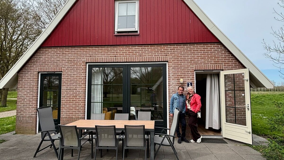 Familie Dut voor het huis Twee Bruggen