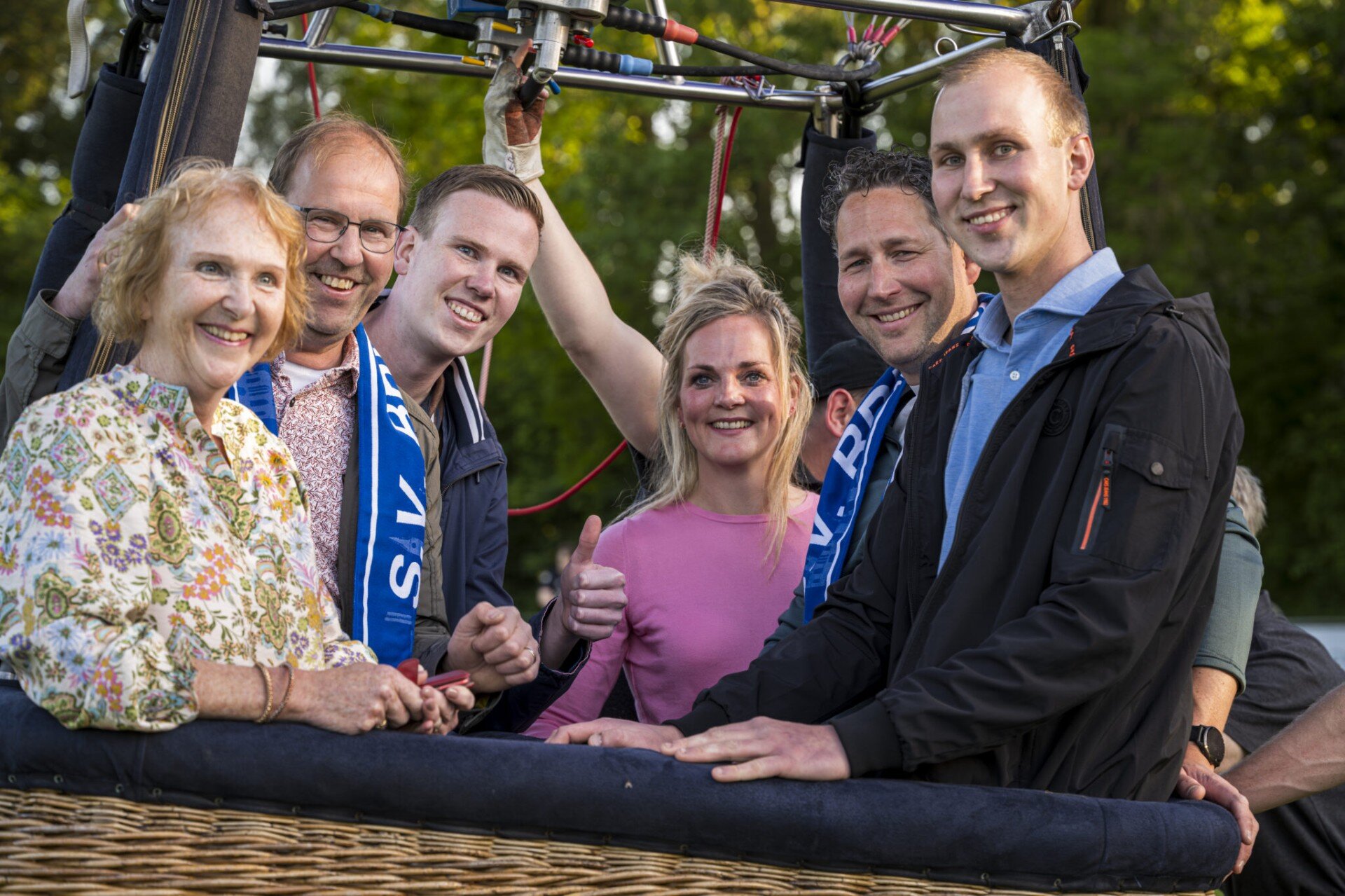 Als bijzonder blijk van waardering nodigde SV Bredevoort zowel de oude als de nieuwe hoofdsponsor op 21 mei jl. uit voor een gezamenlijke luchtballonvaart. Tijdens een prachtige zomeravond genoten Marcel Betting met zijn vrouw en twee zonen samen met Jorik Wubbels en zijn partner Christel van een unieke tocht boven de regio. Een symbolisch moment waarbij verleden, heden en toekomst van de club op mooie wijze samenkwamen.